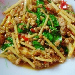 กะเพราหมูหน่อไม้เหลืองราดข้าว