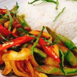 ข้าวราดผัดพริกแกงปลาหมึก