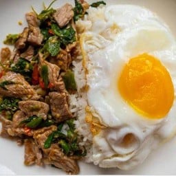 ข้าวราดกะเพราเนื้อชิ้น