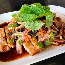 ลาบสามชั้นทอด