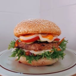 [อร่อยซ่ากับโค้ก] เบอร์เกอร์หมูคลาสสิค +  โค้ก ไม่มีน้ำตาล (กระป๋อง)