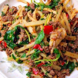 กะเพราหมูหน่อไม้ดองราดข้าว