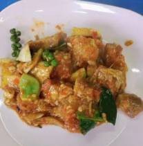 ผัดเผ็ดหมูกรอบ กับข้าว