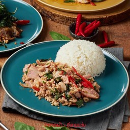 ข้าวกะเพราหมูสับเบคอน