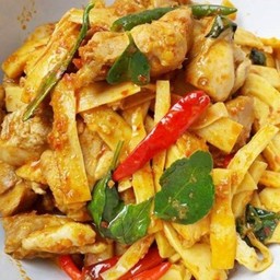 ผัดพริกแกงหน่อไม้ใส่หมู