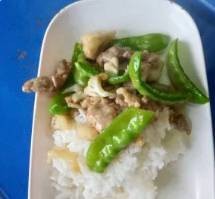 ผัดผักรวมไก่ ราดข้าว