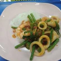 ผัดพริกแกงทะเล ราดข้าว