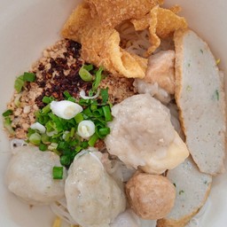 ก๋วยเตี๋ยวลูกชิ้นแคะ