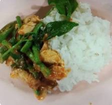 ผัดพริกแกงไก่ ราดข้าว