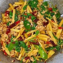 กะเพราไก่หน่อไม้เหลือง