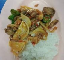 ผัดพริกสดหมูกรอบ ราดข้าว