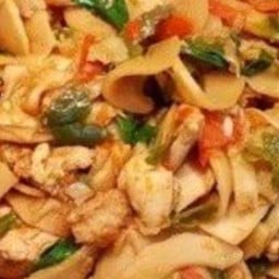 กะเพราไก่หน่อไม้ดองราดข้าว