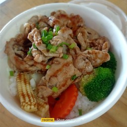 ข้าวหน้าหมูย่างจิ้มแจ่ว