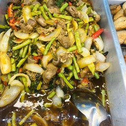 ข้าวผัดกะเพราเครื่องในไก่