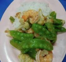 ผัดผักรวมกุ้ง ราดข้าว