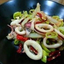 ผัดพริกหยวกปลาหมึกราดข้าว