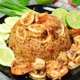 ข้าวผัดต้มยำปลาหมึก