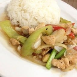 ผัดพริกหยวกไก่ราดข้าว