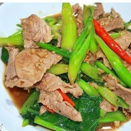 ข้าวราดคะน้าหมูชิ้น