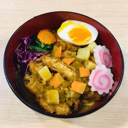 ราเมงแกงกะหรี่ไก่ทอด