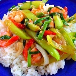 ผัดพริกหยวกกุ้งราดข้าว