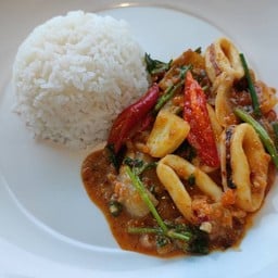 หมึกผัดไข่เค็มราดข้าว
