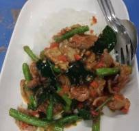 ผัดพริกแกงเนื้อ ราดข้าว