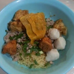 ก๋วยเตี๋ยวลูกชิ้นปลาแสงเทียน เพลินจิต