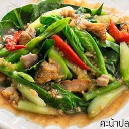 ข้าวราดคะน้าปลาเค็ม