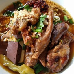 หลงก๋วยเตี๋ยวหมูเตี๋ยวไก่มะระ ปากซอย สำโรงเหนือ 10 ติดโต๊ะสนุก