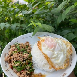 กระเพราหมูสับไข่ดาว
