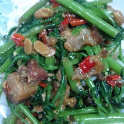 ผัดผักบุ้งหมูกรอบใส่เต้าเจี้ยวราดข้าว