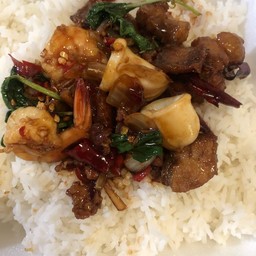 กระเพราทะเล+หมูกรอบ