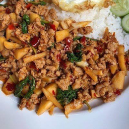 ข้าวกะเพราหมูสับหน่อไม้ดอง