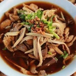 เจ๊นีก๋วยเตี๋วยไก่มะระพานทอง