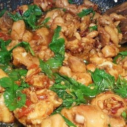 กระเพราไก่ชิ้น(กับข้าว)