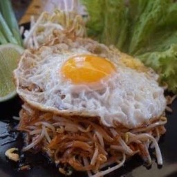 ผัดไททะเล+ไข่ดาว