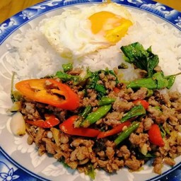 กระเพราเนื้อสับราดข้าว