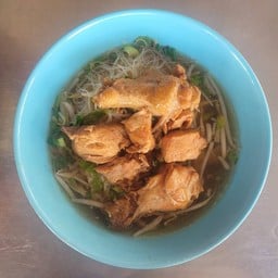 ก๋วยเตี๋ยวไก่ตุ๋นพิเศษ