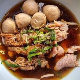 ก๋วยเตี๋ยวเนื้อ พี่โหนก