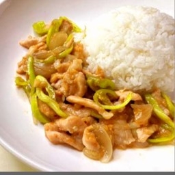 ผัดพริกหยวกหมูราดข้าว