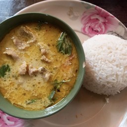 ข้าวแกงเขียวหวานหมู