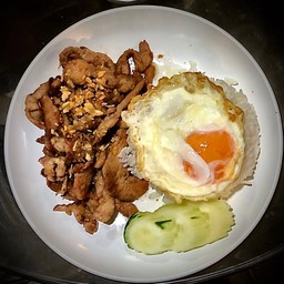 ข้าวหมูกระเทียม