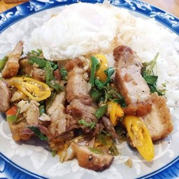 กระเพราหมูกรอบราดข้าว
