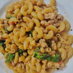 มักกะโรนีผัดกระเพราหมูสับ