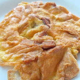 ไข่เจียวกากหมูราดข้าว