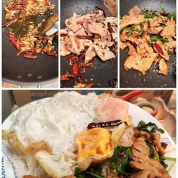ผัดกระเพราพริกแห้งสุดแซบบราดข้าวหมูชิ้น/ไข่ดาวน้ำ