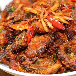 ผัดเผ็ดปลาดุกทอดกรอบ