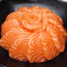 ข้าวหน้าแซลมอนนอร์เวย์สด (150 กรัม)