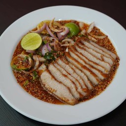 ยำคอหมูข้าวคั่ว